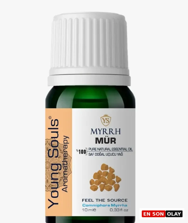 Marka Adı: Young Souls Aromatherapy
Ürün Cinsiyeti: Belirtilmemiş
Ürün Tipi: Uçucu Yağ (Esansiyel Yağ)
Ürün Sezonsallığı: Belirtilmemiş
Ürün Çeşidi: Mür Uçucu Yağı (Commiphora Myrrha)
Ürün Özellikleri: Young Souls Aromatherapy markasına ait bu ürün, 10 ml hacminde koyu yeşil cam şişede sunulan %100 saf doğal mür uçucu yağıdır. Üzerinde beyaz yivli bir kapak bulunan şişenin etiketi, turuncu ve beyaz renklerin hakim olduğu bir tasarıma sahiptir ve mür reçinesi taneciklerinin görselini içerir. Latince adı Commiphora Myrrha olarak belirtilen bu yağ, kullanıcıya kökeni hissetme (Feel The Source) deneyimi sunmayı hedefler. Spiritüel vizyonu fiziksel gerçeklikle birleştiren, derin bir huşu ve topraklanmış bir maneviyat sunan, dünyadaki en eski ve kutsal reçinemsi notalara sahip bir yapıdadır.
Öne Çıkan Detaylar:
- %100 saf ve doğal mür esansiyel yağıdır.
- Commiphora Myrrha bitkisinden elde edilen bu yağ, antik ve kutsal reçinemsi notalara sahiptir.
- Tepe Çakrayı dengeleyerek spiritüel vizyonu fiziksel gerçeklikle birleştirmeye, derin huşu ve topraklanmış maneviyat hissi yaratmaya yardımcı olur.
Kimler Kullanıyor?: Bu ürün, kişisel gelişimine önem veren, ruhsal denge arayışında olan ve içsel huzuru deneyimlemek isteyen herkes için idealdir. Aromaterapinin gücüne inanan, meditasyon ve çakra dengeleme gibi bütünsel şifa pratiklerini yaşamına dahil eden veya spiritüel vizyonunu fiziksel gerçeklikle birleştirmeyi arzulayan kişiler bu mür uçucu yağını günlük ritüellerine ekleyebilir. Kendi iç dünyalarıyla derin bir bağ kurmayı ve topraklanmış bir maneviyat hissi elde etmeyi amaçlayan bireyler için zenginleştirici bir deneyim sunar.