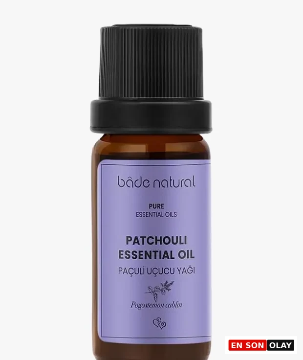 Marka Adı: Bade Natural
Ürün Cinsiyeti: Belirtilmemiş
Ürün Tipi: Uçucu Yağ
Ürün Sezonsallığı: Belirtilmemiş
Ürün Çeşidi: Paçuli Uçucu Yağı
Ürün Özellikleri: Ürün, Bade Natural markasına ait, koyu amber rengi cam şişede sunulan saf bir paçuli uçucu yağıdır. Şişe üzerinde PURE Essential Oils (Saf Uçucu Yağlar) ibaresi ve Pogostemon cablin botanik adı yer almaktadır. Koyu cam şişe, ışığa duyarlı yağın kalitesini korumak amacıyla tasarlanmıştır. Siyah, yivli kapağı ile pratik bir kullanıma sahiptir. Mor ve beyaz tonlardaki minimalist etiket tasarımı, ürünün doğal ve saf içeriğini yansıtan bir estetiğe sahiptir.
Öne Çıkan Detaylar:
- Saf ve doğal paçuli uçucu yağı.
- Topraklayıcı etkisiyle kök çakrayı dengelemeye yardımcı.
- Işıktan korunmayı sağlayan koyu renkli cam ambalaj.
Kimler Kullanıyor?: Aromaterapi ve doğal şifa yöntemlerine ilgi duyan, yaşamlarında denge ve huzur arayan bireyler bu ürünü tercih edebilir. Özellikle çakra dengeleme çalışmaları yapanlar, meditasyon veya ruhsal pratiklerini desteklemek isteyenler için uygundur. Kendini daha topraklanmış, stabil ve mevcut ana odaklanmış hissetmek isteyen, doğal ve odunsu kokuları seven herkes bu paçuli uçucu yağını günlük rutinlerine dahil edebilir.