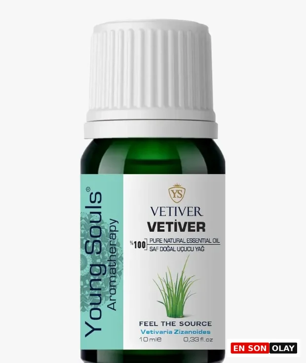 Marka Adı: Young Souls Aromatherapy
Ürün Cinsiyeti: Belirtilmemiş
Ürün Tipi: Uçucu Yağ
Ürün Sezonsallığı: Belirtilmemiş
Ürün Çeşidi: Vetiver
Ürün Özellikleri:
Bu ürün, Young Souls Aromatherapy markasına ait, Vetiveria Zizanoides botanik adıyla bilinen vetiver bitkisinin köklerinden elde edilmiş %100 saf doğal uçucu yağıdır. Koyu yeşil cam şişede, ürünün içeriğini koruyan beyaz, yivli bir kapakla sunulur. Etiket üzerinde %100 saflığı ve 10 ml (0.33 fl.oz) hacmi belirtilmiştir. Topraklayıcı ve sakinleştirici özellikleriyle bilinir, yoğun stres anlarında bile derin bir stabilite ve huzur hissi sağlamaya yardımcı olur.
Öne Çıkan Detaylar:
- %100 saf ve doğal vetiver uçucu yağıdır (Vetiveria Zizanoides).
- Kök çakrayı dengeleyerek derin topraklanma ve huzur hissi sunar.
- Koyu renk cam şişede sunularak yağın kalitesini ve tazeliğini korur.
Kimler Kullanıyor?:
Gündelik hayatın yoğun temposunda içsel dengesini ve huzurunu korumak isteyenler, doğal yöntemlerle stres yönetimi arayanlar ve ruhsal pratiklerine derinlik katmak isteyen bireyler bu uçucu yağı tercih edebilir. Özellikle topraklanma, sakinleşme ve zihinsel berraklık arayışında olan, meditasyon veya yoga gibi farkındalık çalışmalarını benimsemiş kişiler için güçlü bir destekçidir. Yaşamlarına doğal özlerle denge getirmeyi önemseyen herkesin kullanımı için uygundur.