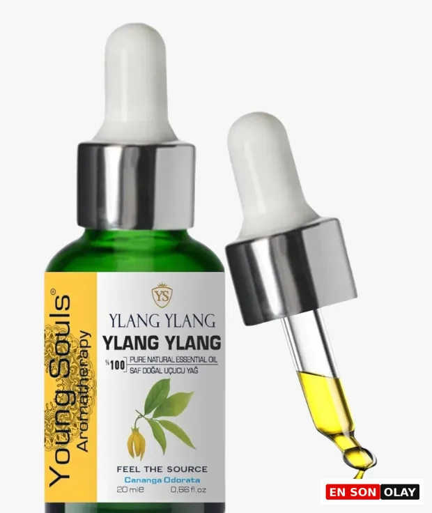 Marka Adı: Young Souls Aromatherapy
Ürün Cinsiyeti: Belirtilmemiş
Ürün Tipi: Uçucu Yağ
Ürün Sezonsallığı: Belirtilmemiş
Ürün Çeşidi: Ylang Ylang Uçucu Yağı
Ürün Özellikleri: Bu ürün, %100 saf ve doğal Ylang Ylang (Cananga Odorata) uçucu yağıdır. Sarı renkteki yağ, hassas uygulama için damlalıklı beyaz kapaklı ve metalik halkalı yeşil cam bir şişede sunulur. Şişe 20 ml (0.66 fl.oz) hacmindedir ve üzerinde Ylang Ylang bitkisinin görseli ile ürünün saflığı vurgulanmıştır. Aromaterapi ve kişisel bakım rutinlerinde kullanım için tasarlanmıştır.
Öne Çıkan Detaylar:
- %100 saf ve doğal Ylang Ylang (Cananga Odorata) uçucu yağıdır.
- Hassas kullanım sağlayan damlalıklı 20 ml yeşil cam şişede sunulur.
- Egzotik ve yoğun çiçek kokusuyla dişil enerjiyi dengelemeye ve neşeyi serbest bırakmaya yardımcı olur.
Kimler Kullanıyor?: Doğal yöntemlerle duygusal denge ve iç huzur arayanlar, aromaterapi ve çakra çalışmalarıyla ilgilenenler bu ürünü tercih edebilir. Yaratıcılıklarını desteklemek, öfke gibi yoğun duyguları yatıştırmak ve neşeyi hayatlarına davet etmek isteyenler için uygun bir seçenektir. Zihinsel ve ruhsal refahına özen gösteren, Cananga Odorata bitkisinin egzotik ve yoğun kokusunu seven herkes bu uçucu yağı günlük rutinlerine dahil edebilir.