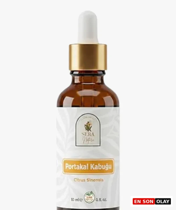 Marka Adı: Nature For You Sera Natura
Ürün Cinsiyeti: Cinsiyetsiz
Ürün Tipi: Uçucu Yağ
Ürün Sezonsallığı: Belirtilmemiş
Ürün Çeşidi: Portakal Kabuğu
Ürün Özellikleri: Bu ürün, 10 ml hacminde amber renkli cam bir damlalıklı şişede sunulan saf portakal kabuğu uçucu yağıdır (Citrus Sinensis). Altın rengi kapak ve beyaz damlalık başlığı ile zarif ve işlevsel bir tasarıma sahiptir. Etiketinde ürünün %100 doğal içeriğe sahip olduğunu gösteren bir ikon bulunmaktadır. Sakral çakrayı dengelemek için önerilen bu tatlı portakal yağı, sıvı güneş ışığı gibi karamsarlığı dağıtır, çocuksu bir merak uyandırır ve yaratıcılığı tetikleyen pozitif bir enerji yayar.
Öne Çıkan Detaylar:
- Sakral çakranın dengelenmesine yardımcı olur.
- Yaratıcılığı ve neşeyi artırarak duygusal özgürlük sunar.
- %100 doğal portakal kabuğu (Citrus Sinensis) içeriği.
Kimler Kullanıyor?: Aromaterapiye ilgi duyan, doğal yollarla içsel denge ve ruhsal refah arayan kişiler bu ürünü tercih edebilir. Özellikle yaratıcılığını artırmak, yaşama sevincini yeniden keşfetmek ve duygusal akışkanlığını güçlendirmek isteyenler için idealdir. Doğal ve saf uçucu yağların dönüştürücü gücüne inanan, çakra dengeleme uygulamalarına meraklı ve günlük rutinlerine pozitif enerji katmak isteyen herkesin kullanımına uygundur.