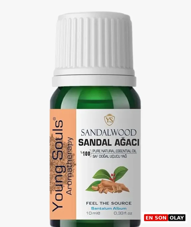 Marka Adı: Young Souls Aromatherapy
Ürün Cinsiyeti: Belirtilmemiş
Ürün Tipi: Uçucu Yağ
Ürün Sezonsallığı: Belirtilmemiş
Ürün Çeşidi: Sandal Ağacı
Ürün Özellikleri: Young Souls Aromatherapy markasına ait bu ürün, beyaz kapaklı ve yeşil cam şişede sunulan 10 ml (%0.33 fl.oz) hacminde %100 saf doğal sandal ağacı uçucu yağıdır. Santalum Album botanik adıyla bilinen bu yağ, etiketinde yer alan sandal ağacı görseliyle kimliğini vurgular. Zihni sakinleştirme, farkındalığı artırma, duygusal derinliği destekleme ve spiritüel bir topraklama hissi sağlama özellikleriyle öne çıkar.
Öne Çıkan Detaylar:
- %100 saf ve doğal sandal ağacı uçucu yağıdır.
- Zihni sakinleştirme ve farkındalığı artırma özelliği taşır.
- Hem topraklayıcı hem de spiritüel bir aromaya sahiptir.
Kimler Kullanıyor?: Aromaterapinin dönüştürücü gücüne inanan, günlük hayatın koşuşturmacasında sakinlik ve denge arayan bireyler bu ürünü tercih edebilir. İçsel yolculuğunda derinleşmek, ruhsal farkındalığını artırmak, topraklanmış hissetmek ve duygusal yoğunlukları yönetmek isteyenler için idealdir. Yaratıcılığını beslemek, zihinsel berraklığa ulaşmak ve kendini daha iyi ifade etmek isteyen herkesin rutinine uyum sağlayabilir.