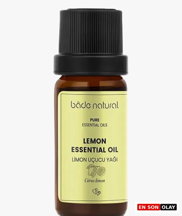 Marka Adı: Bade Natural
Ürün Cinsiyeti: Belirtilmemiş
Ürün Tipi: Uçucu Yağ
Ürün Sezonsallığı: Belirtilmemiş
Ürün Çeşidi: Limon
Ürün Özellikleri: Bade Natural markasına ait bu ürün, saf limon uçucu yağıdır. Ürün, içeriğinin Pure Essential Oils (Saf Uçucu Yağlar) olduğunu belirten bir etikete sahiptir ve botanik adı Citrus limon olarak geçmektedir. Amber rengi cam şişesi ve siyah tırtıllı kapağı ile tipik bir esansiyel yağ şişesi görünümündedir. Aromaterapi ve çakra dengeleme uygulamalarında kullanılmak üzere tasarlanmıştır.
Öne Çıkan Detaylar:
- Saf ve doğal limon uçucu yağıdır.
- Zihinsel sisi dağıtma ve odaklanmayı artırma özelliğiyle bilinir.
- Amber renkli cam şişesi, ürünün ışığa karşı korunmasını sağlar.
Kimler Kullanıyor?: Enerji merkezlerini doğal yollarla dengelemeye ve içsel güçlerini açığa çıkarmaya özen gösteren herkes bu ürünü kullanabilir. Zihinsel berraklık, odaklanma ve motivasyon arayışında olan, özgüvenini tazelemek isteyen bireyler için idealdir. Aromaterapiyi günlük yaşamının bir parçası haline getirmiş, holistik yaklaşımları benimseyen kişiler için uygundur.