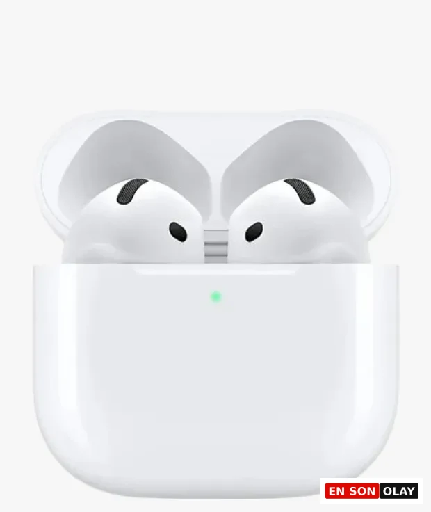 Beyaz Apple AirPods kablosuz kulaklıklar, şarj kutusu açık halde ve ön yüzünde yeşil LED ışık yanarken önden görünüm.