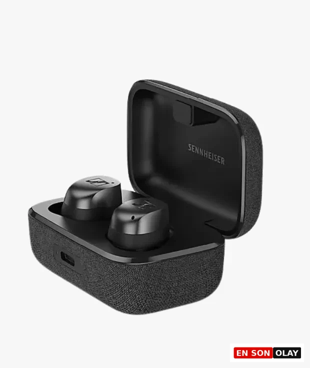 Siyah Sennheiser Momentum True Wireless 4 kablosuz kulak içi kulaklıklar, kumaş kaplı şarj kutusu açık halde ve önden üç çeyrek açıdan görünüm.