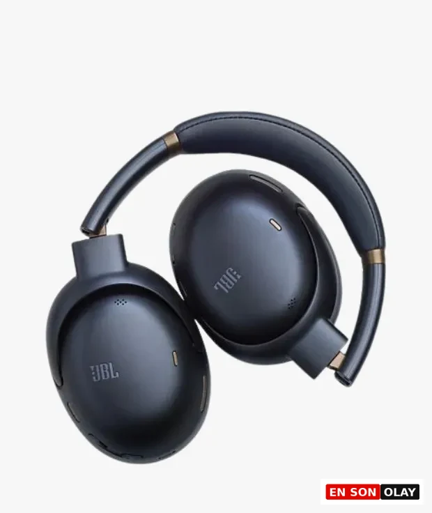Lacivert JBL Tour One M3 kablosuz kulak üstü kulaklık, altın tonlu detaylara sahip kafa bandı ve oval kulak kapaklarıyla önden çapraz açıdan görünüm.