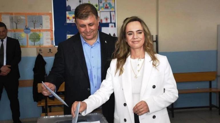 CEMİL TUGAYIN EŞİ KİMDİR Öznur Tugay kaç yaşında, nereli Öznur Tugay ne iş yapıyor Cemil Tugay nereli, kaç yaşında