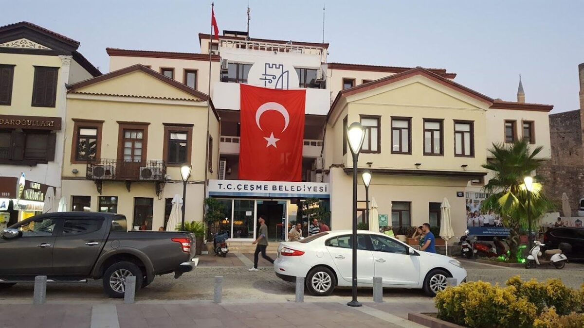 Çeşme Belediyesi'ne operasyonda 12 kişi adliyede