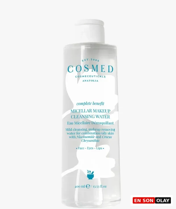 Beyaz arka plan üzerinde duran, şeffaf Cosmed Misel Makyaj Temizleme Suyu şişesi, mavi Cosmed logosu ve Niasinamid ile Crocus Chrysanthus içerdiğini belirten metinle detaylandırılmış beyaz bir etikete sahip olup, karma/yağlı ciltler için 400 ml'lik bir ürün sunuyor.