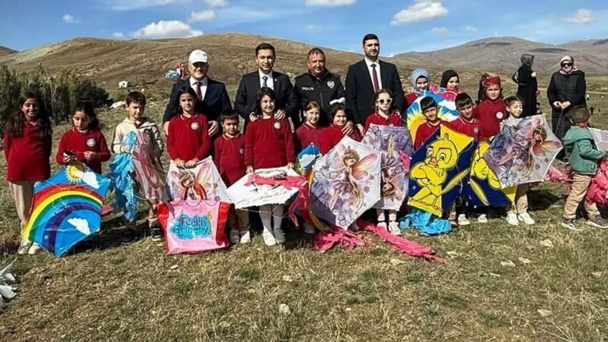 Çocuklar gökyüzünü renklendirdi: Aydıntepe'de uçurtma şenliği