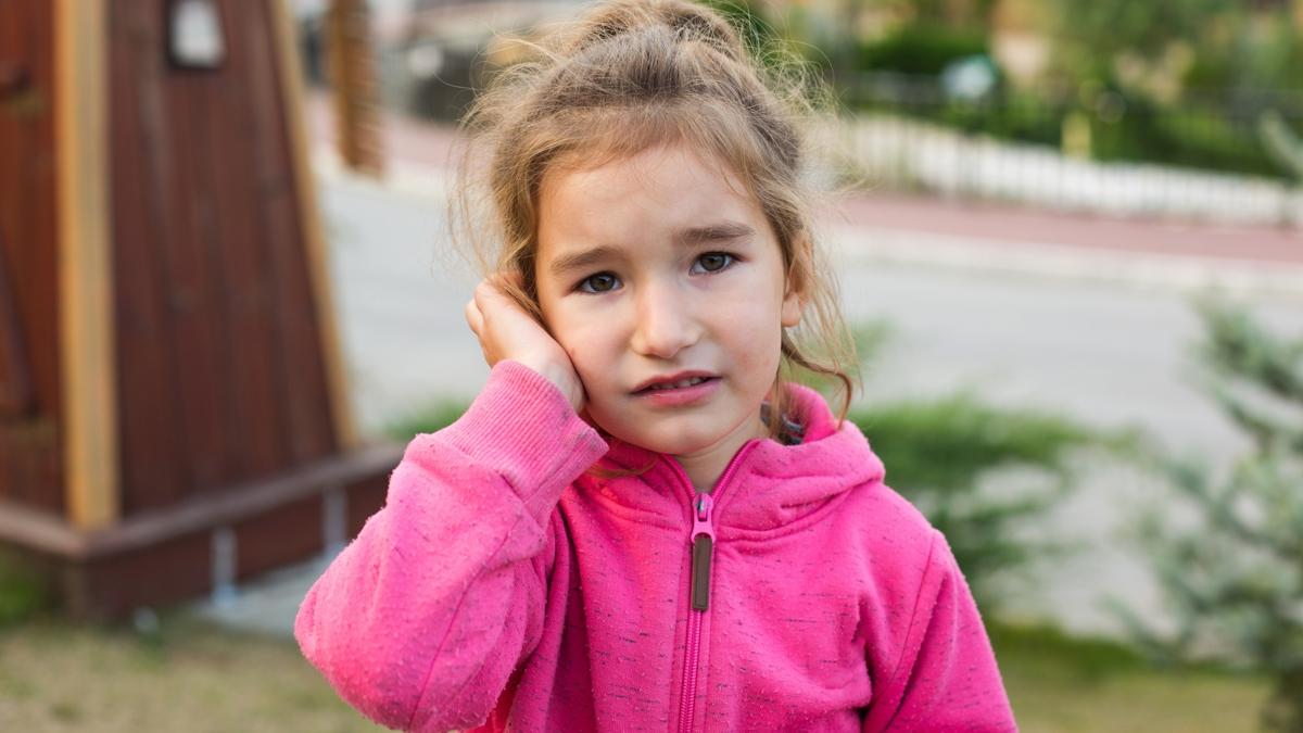 Çocuklarda kulak ağrısını hafife almayın! Orta kulak enfeksiyonunun belirtileri nelerdir?