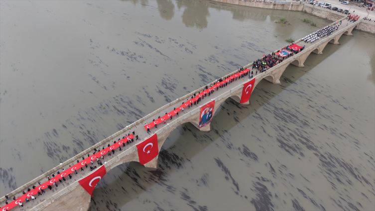Çorum Cumhuriyet coşkusu: 103. yılda 103 metrelik bayrakla yürüdüler