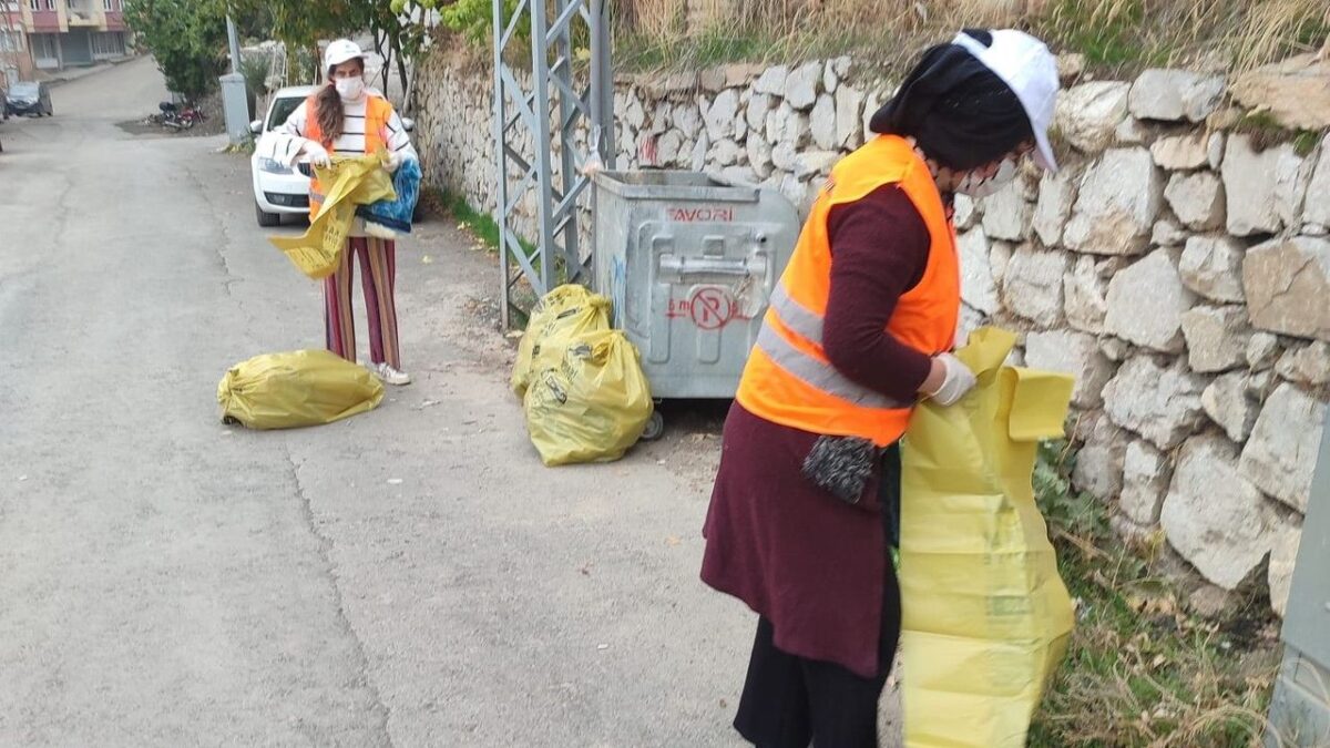 Cumhuriyet Bayramı öncesi Hakkari’de temizlik mesai