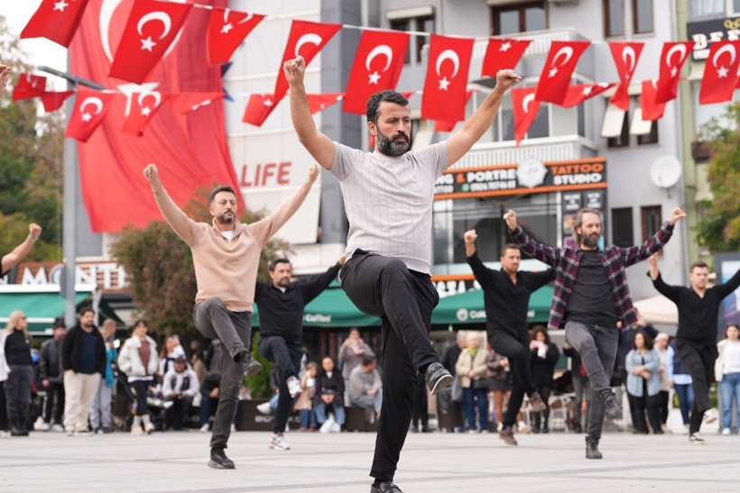 Cumhuriyet coşkusu dört bir yanda... Atatürk'ü yağmurdan korudu... 29 Ekim'in en duygusal görüntüsü - Resim : 3