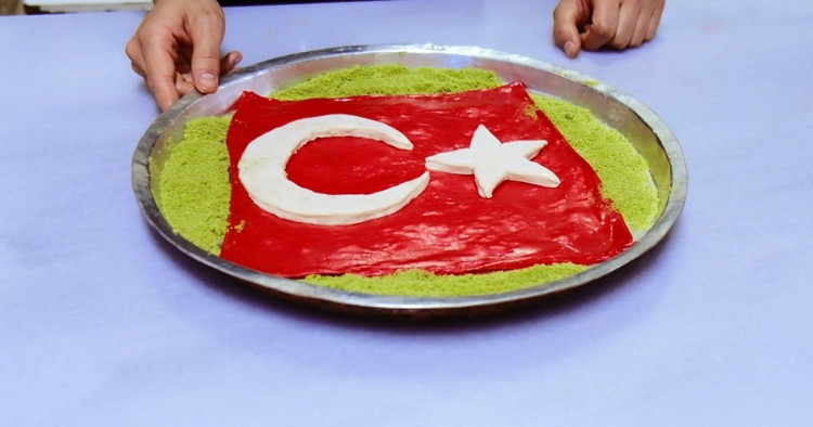 Cumhuriyet coşkusu dört bir yanda... Atatürk'ü yağmurdan korudu... 29 Ekim'in en duygusal görüntüsü - Resim : 4