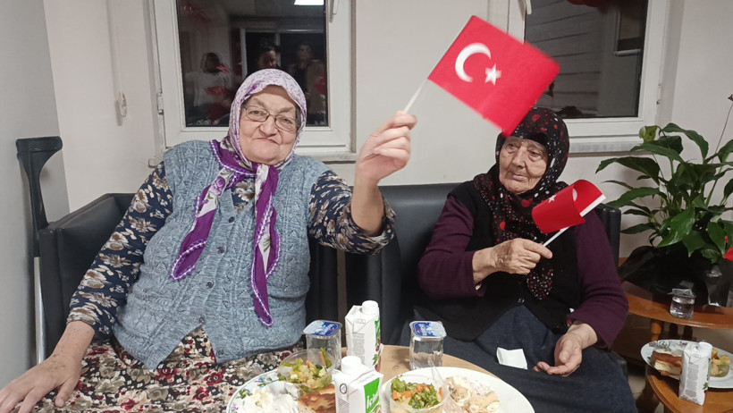 Cumhuriyet coşkusu dört bir yanda... Atatürk'ü yağmurdan korudu... 29 Ekim'in en duygusal görüntüsü - Resim : 6