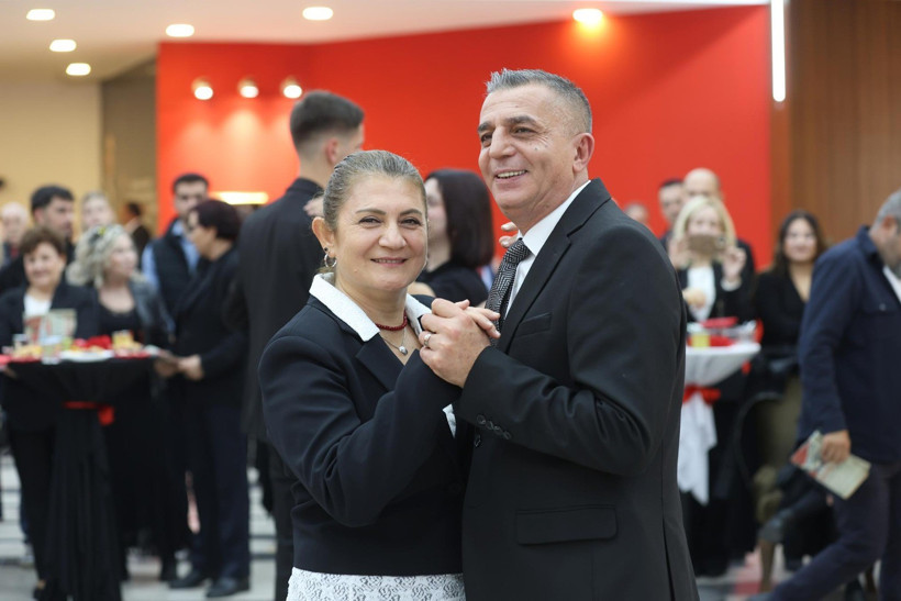 Cumhuriyet coşkusu dört bir yanda... Atatürk'ü yağmurdan korudu... 29 Ekim'in en duygusal görüntüsü - Resim : 8