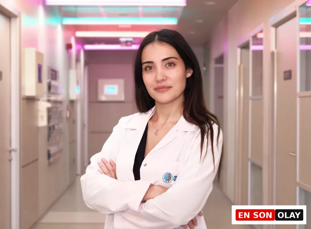NPİSTANBUL Hastanesi'nden bir uzman klinik psikolog, aydınlık hastane koridorunda beyaz önlüğüyle kollarını kavuşturmuş bir şekilde kameraya bakarak kaliteli uyku ve daha iyi dinlenmek için bilim destekli öneriler sunuyor.