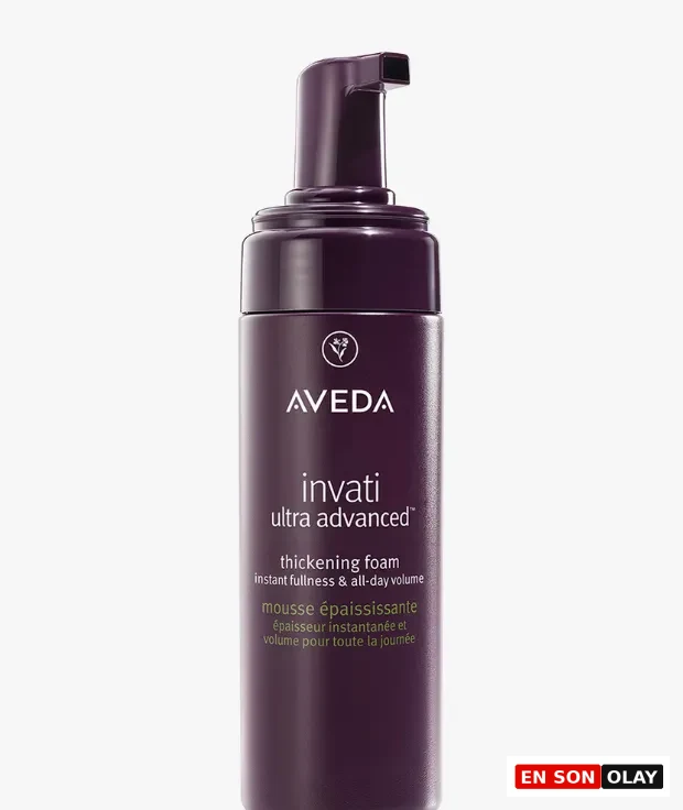 Beyaz bir arka plan üzerinde, anında dolgunluk ve gün boyu hacim sağlamayı vaat eden Aveda Invati Ultra Advanced saç köpüğü etiketine sahip, koyu mor renkli, pompalı bir ürün şişesi görünüyor.