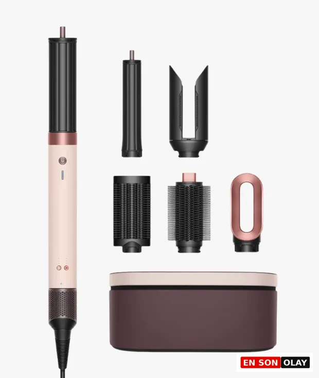 Açık pembe, siyah ve rose gold detaylara sahip Dyson Airwrap çoklu saç şekillendirici, ana ünitesi, farklı saç şekillendirme ihtiyaçlarına yönelik dalgalandırma, düzleştirme ve hacim verme başlıkları ile şık saklama kutusu beyaz bir zeminde görülebilir.