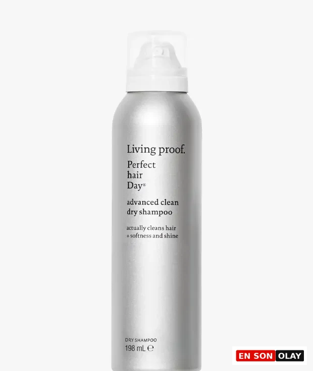 Beyaz bir arka plan üzerinde sergilenen, gümüş rengi silindirik şişesi ve şeffaf püskürtme başlığıyla dikkat çeken Living Proof Perfect Hair Day advanced clean kuru şampuan, etiketinde belirtildiği gibi saçlara temizlik, yumuşaklık ve parlaklık kazandırmayı hedefliyor.