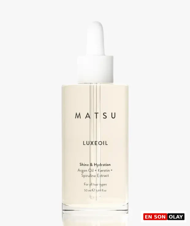 Marka Adı: MATSU
Ürün Adı: MatsuLuxeoil Shine & Hydration
Ürün Cinsiyeti: Unisex
Ürün Tipi: Saç Bakım Yağı
Ürün Sezonsallığı: Belirtilmemiş
Ürün Çeşidi: Parlatıcı ve Nemlendirici Bitiş Saç Bakım Yağı
Ürün Özellikleri: Bu 50 ml'lik damlalıklı şişede sunulan saç bakım yağı, argan yağı, keratin ve spirulina özü ile zenginleştirilmiş özel bir formüle sahiptir. Tüm saç tipleri için geliştirilen ürün, saçlara göz alıcı bir parlaklık ve derinlemesine nemlendirme sağlarken, aynı zamanda elektriklenmeyi azaltarak daha pürüzsüz ve yönetilebilir bir görünüm kazandırır. Hafif yapısı sayesinde saçları ağırlaştırmaz ve doğal hareketini koruyarak sağlıklı bir ışıltı sunar.
Öne Çıkan Detaylar:
- Argan yağı, keratin ve spirulina özü içeren zengin formül
- Tüm saç tipleri için uygun, parlaklık ve yoğun nemlendirme sağlar
- Elektriklenmeyi kontrol altına alarak pürüzsüz ve hafif bir dokunuş sunar
Kimler Kullanıyor?: Saçlarına anında parlaklık ve nem kazandırmak isteyen, elektriklenme problemi yaşayan ve tüm saç tiplerine uygun, saçları ağırlaştırmayan etkili bir bakım çözümü arayan herkes bu ürünü rahatlıkla tercih edebilir.