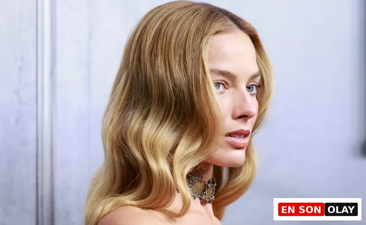 Margot Robbie, Wuthering Heights Avustralya galasında, zarif dalgalı sarı saçları ve ışıldayan açık renk gözleriyle yan profilden yakın çekimde, boynunda dikkat çekici gerdanlığıyla objektiflere poz veriyor.