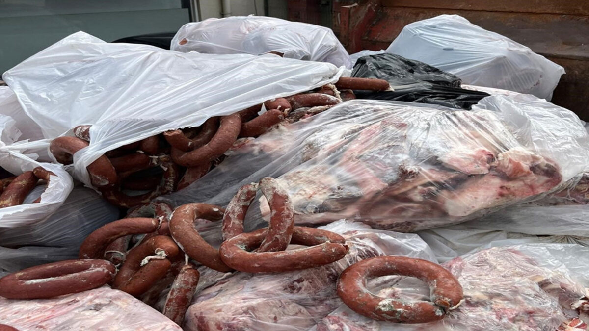 Dana sucuğu adı altında domuz eti yedirmişler! 2,6 ton sucuk imha edildi