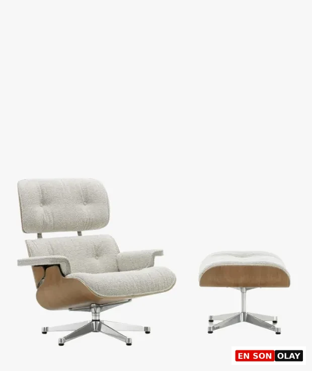 Fildişi rengi tüylü kumaş kaplı, düğmeli sırt ve oturma bölümlerine sahip, kavisli açık ahşap iskeletli modern bir Eames tekli koltuk ve uyumlu puf, döner metal ayaklar üzerinde beyaz stüdyo arka planında şık bir ürün önerisi olarak duruyor.