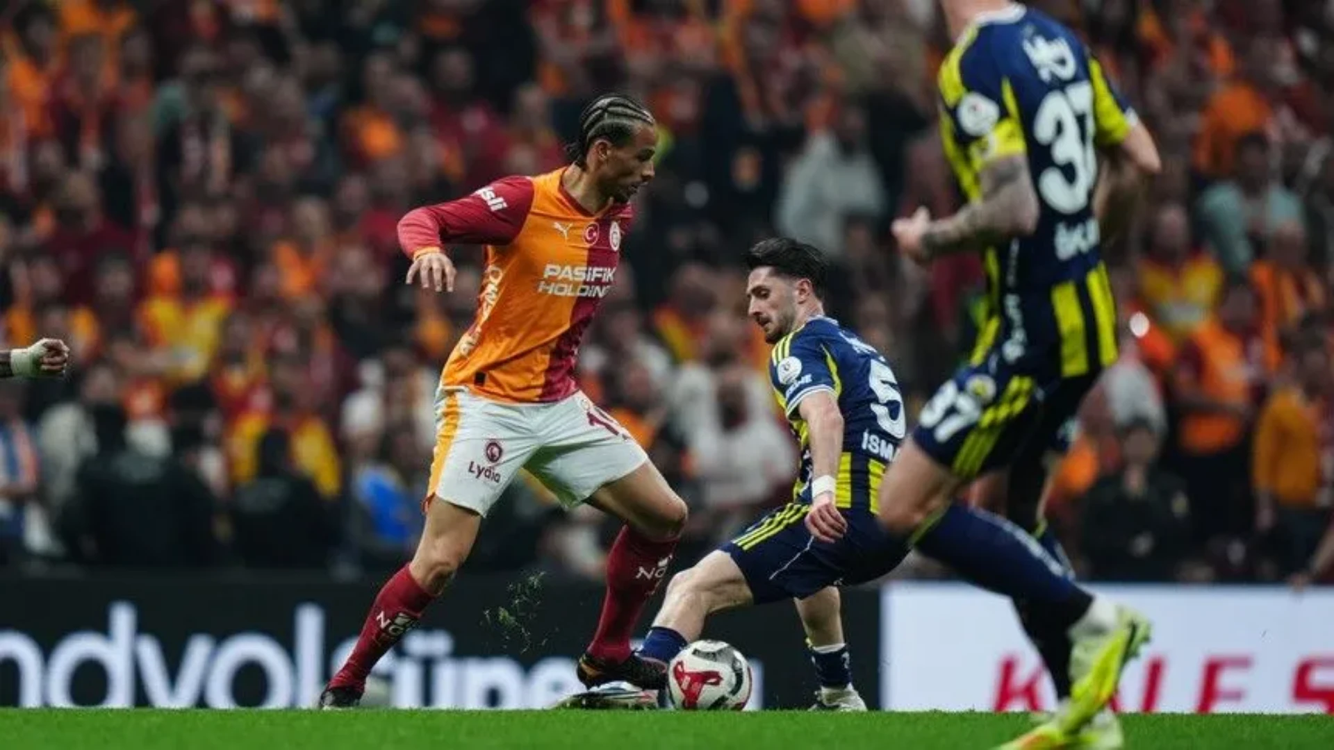 Süper Lig’in 9. haftasında Galatasaray ile Fenerbahçe RAMS Park Stadyumu’nda kozlarını paylaşacak.