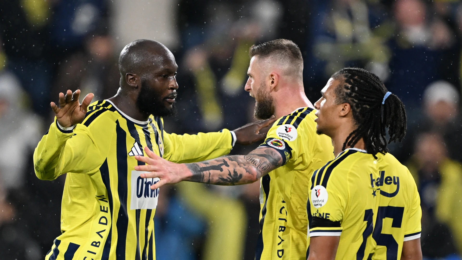 Dikkat çekici derbi performanslarıSezon başında Napoli’den transfer edilen 33 yaşındaki futbolcu, daha önce forma giydiği takımlarda forma giydiği derbilerdeki rakamları ile dikkat çekiyor.