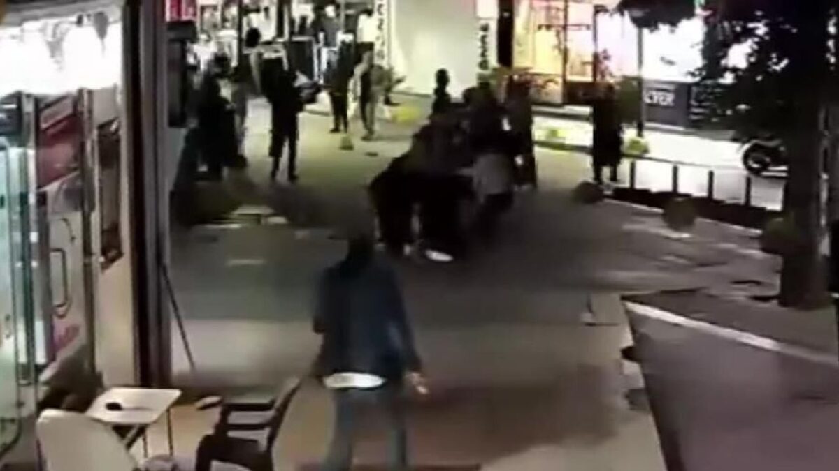 D*hşet anları: Anne ve kızı kalabalık grubun saldırısına uğradı