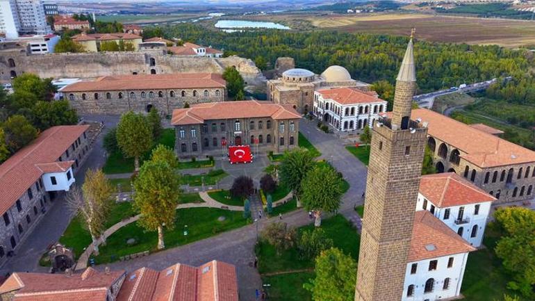 Diyarbakırda tarihi İçkalede 54 metrekarelik Türk bayrağı O anlar havadan görüntülendi