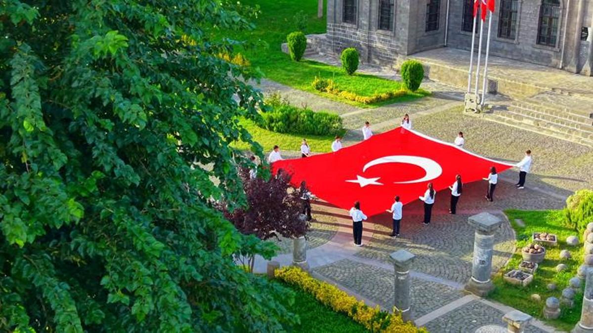Diyarbakır'da tarihi İçkale'de 54 metrekarelik Türk bayrağı! O anlar havadan görüntülendi