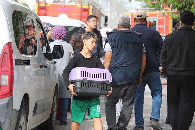 Dumanlar binayı sardı, büyük panik yaşandı 80 kişi tahliye edildi