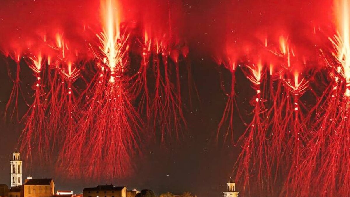 Dün gece gökyüzünü 'kızıl cin' aydınlattı