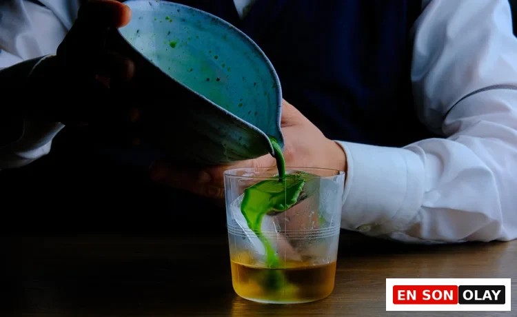 Minimalist bir arka plan önünde, berrak içkisi ve tek bir yeşil zeytiniyle dikkat çeken, zarif tasarımlı bir Martini kadehi, makaledeki Martini kokteyli tariflerine uygun mükemmel bir sunumu betimliyor.