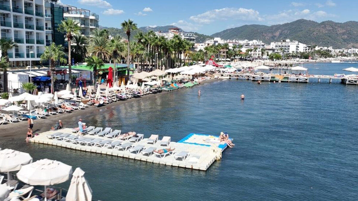 Ekim ayında turistlerin tercihi: İngiltere’de yağmur var, Marmaris’te yaz