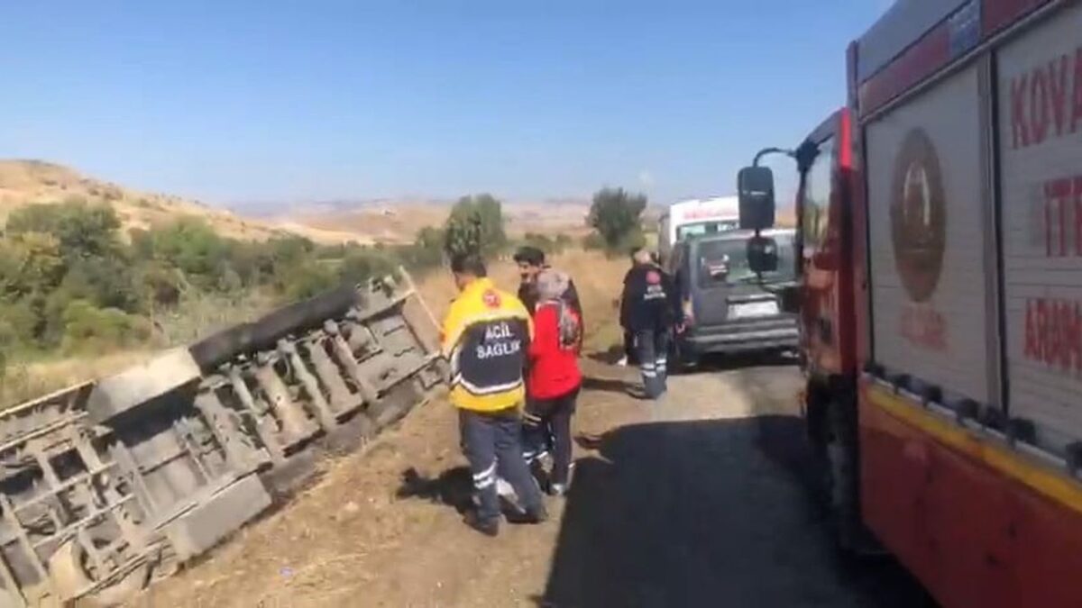 Elazığ-Tunceli karayolunda tır şarampole devrildi; bir kişi yaralandı