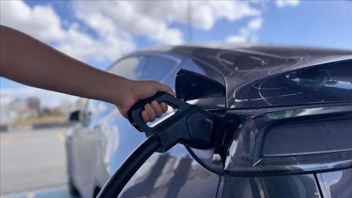 Elektrikli araç şarjında yeni dönem: İstasyonların kurulabileceği alanlar genişliyor