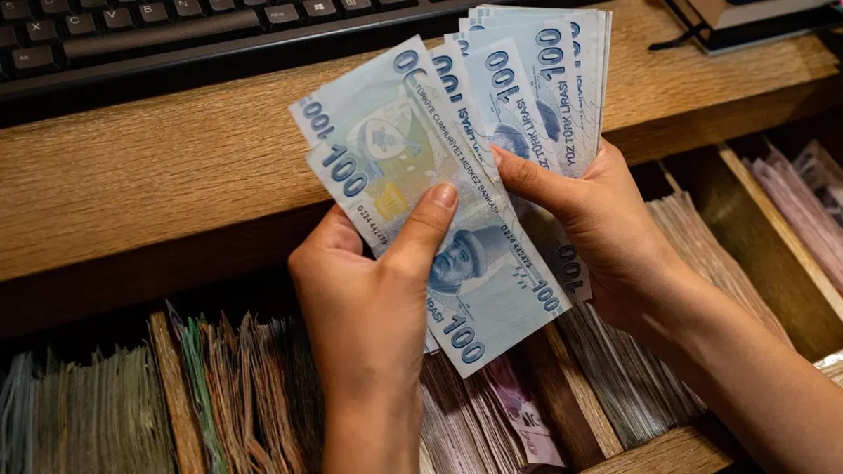 Emekli maaşında iki seçenek gündemde: Seyyanen zam ve refah payı ne anlama geliyor?