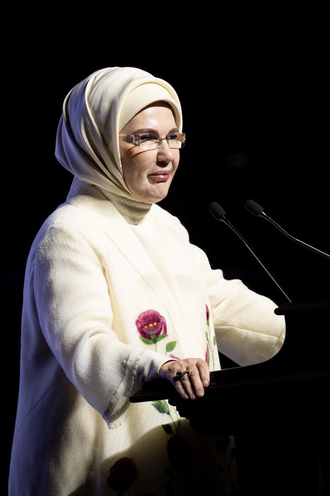 Cumhurbaşkanı Recep Tayyip Erdoğan'ın eşi Emine Erdoğan, TÜRGEV bünyesinde genç kızların ilgi, yetenek ve potansiyellerini keşfetmelerini ve geliştirmelerini desteklemek amacıyla faaliyet gösteren Güzel İşler Fabrikası'nın (GİF) 2027 sezon açılışına katılarak konuşma yaptı.