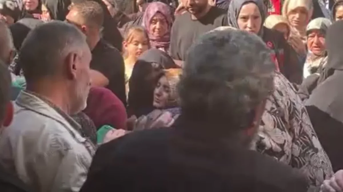 Enkaz altında kalarak hayatını kaybeden kardeşler için gözyaşları sel oldu