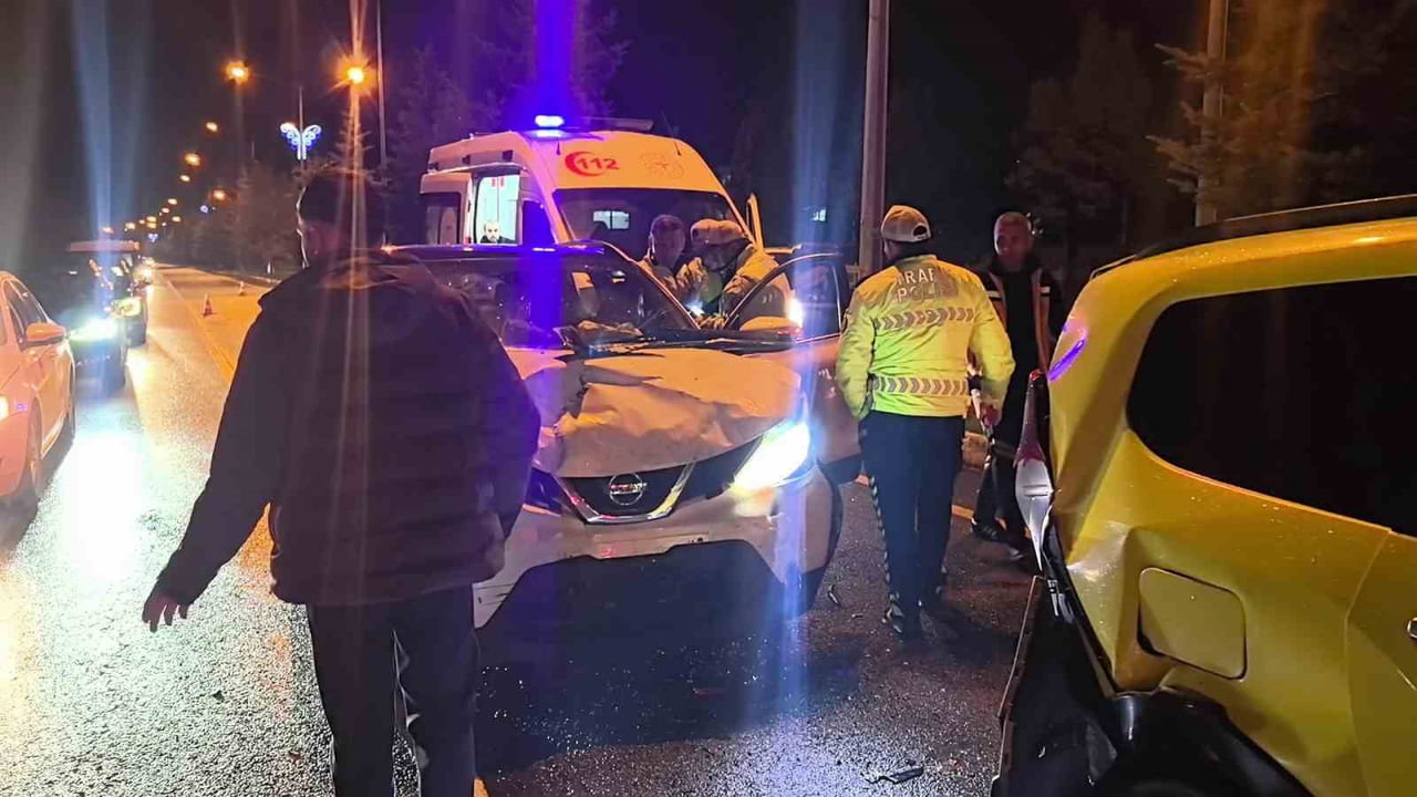 ERZURUM'DA FARABİ BULVARI ÜZERİNDE 4 ARACIN KARIŞTIĞI TRAFİK KAZASINDA 1 KİŞİ YARALANDI.