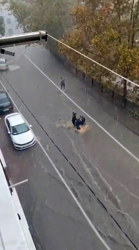 Esenyurt'ta sağanak sonrası can pazarı! Akıntıya kapılan kadın metrelerce sürüklendi - Resim : 1