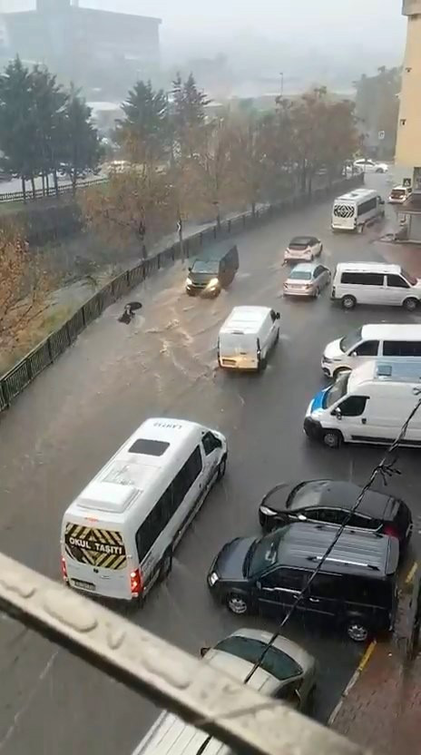 Esenyurt'ta sağanak sonrası can pazarı! Akıntıya kapılan kadın metrelerce sürüklendi - Resim : 2
