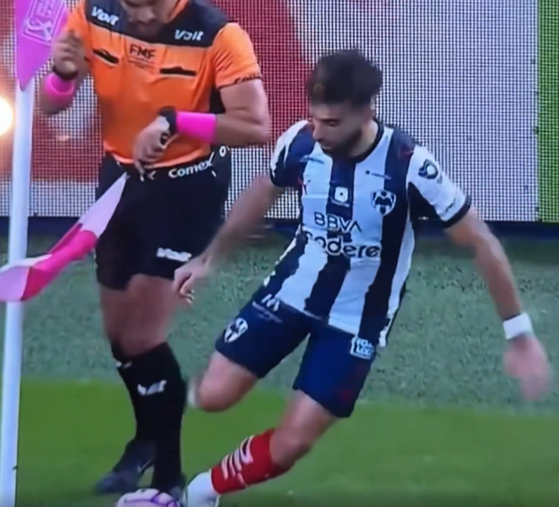 Diego Rossi korner kullanırken hakeme vurdu: O anlar gündem oldu