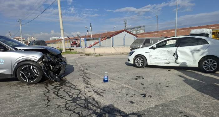 Eskişehir’de aynı noktada kazalar bitmiyor! İki araç birbirine girdi