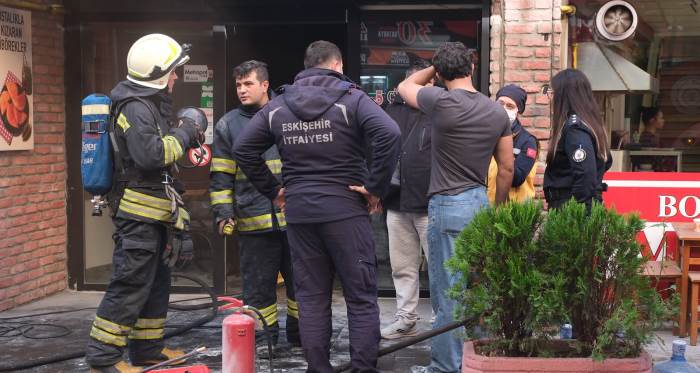 Eskişehir’de çibörek dükkanı alevlere teslim oldu!