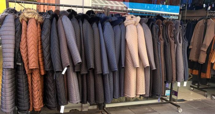 Eskişehir’de kışlık kıyafet sezonu açıldı! Montlar tezgâhlarda